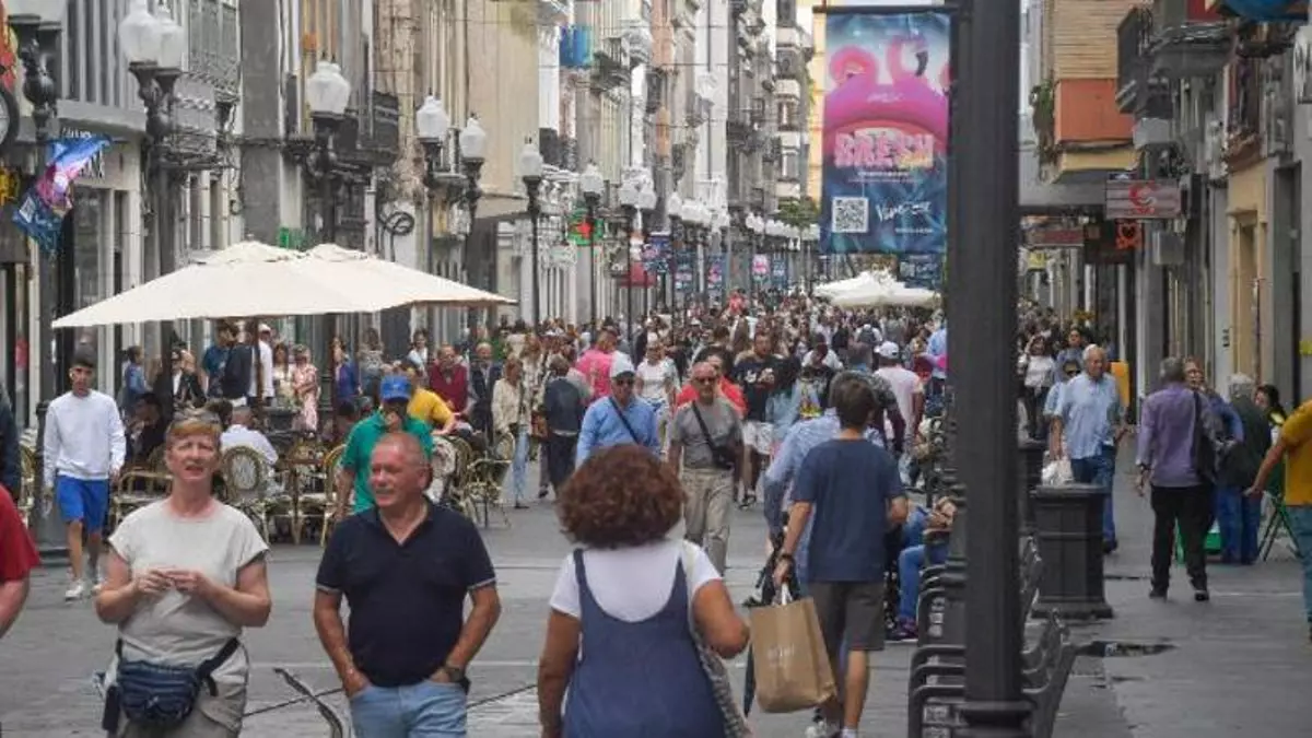 Octavo robo en Triana en dos meses: tres hombres con un arma blanca asalta un comercio
