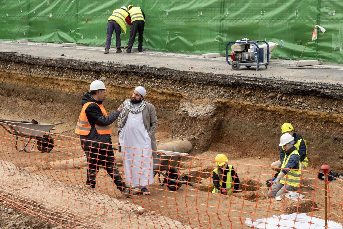 SEVILLA (ESPAÑA), 09/01/2026.- El rector de la Universidad Islámica de España Al-Andalusía, Mohammad Idrissi Alcaraz (c) visita las obras del tercer tramo de la Línea 3 Norte del Metro de Sevilla, que han sacado a la luz restos arqueológicos de época medieval andalusí, con unas 40 fosas funerarias documentadas, en la zona de los jardines de El Cerezo del barrio sevillano de La Macarena. EFE/ Raúl Caro.