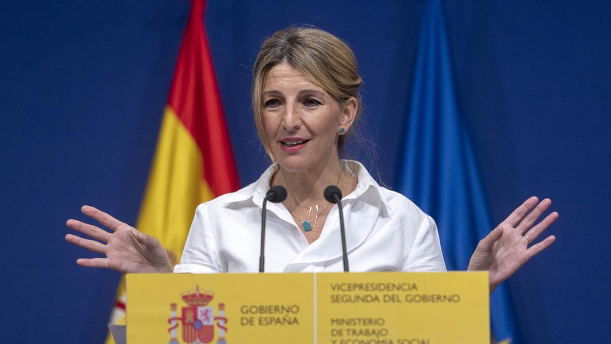 La vicepresidenta segunda y ministra de Trabajo y Economía Social, Yolanda Díaz, comparece tras una reunión con los responsables de las asociaciones de autónomos UPTA, ATA y Uatae, en la sede del Ministerio, a 6 de mayo de 2022, en Madrid (España).