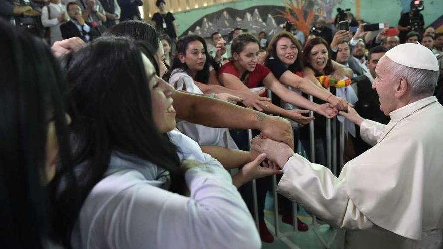 El papa Francisco visita una cárcel femenina en Chile.