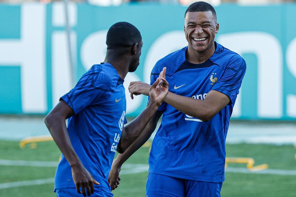 El francés Kylian Mbappe (d) durante una sesión de entrenamiento de la selección francesa de fútbol en Faro, Portugal.
