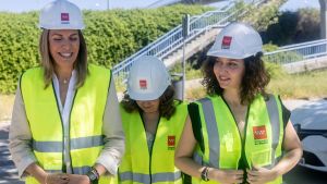 La presidenta de la Comunidad de Madrid, Isabel Díaz Ayuso (dcha.), en la visita a las obras de un centro de salud en Pozuelo de Alarcón (Madrid).
