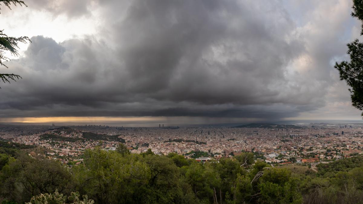 Núcleos de precipitación cerca de la costa de Barcelona, el 11 de mayo del 2023