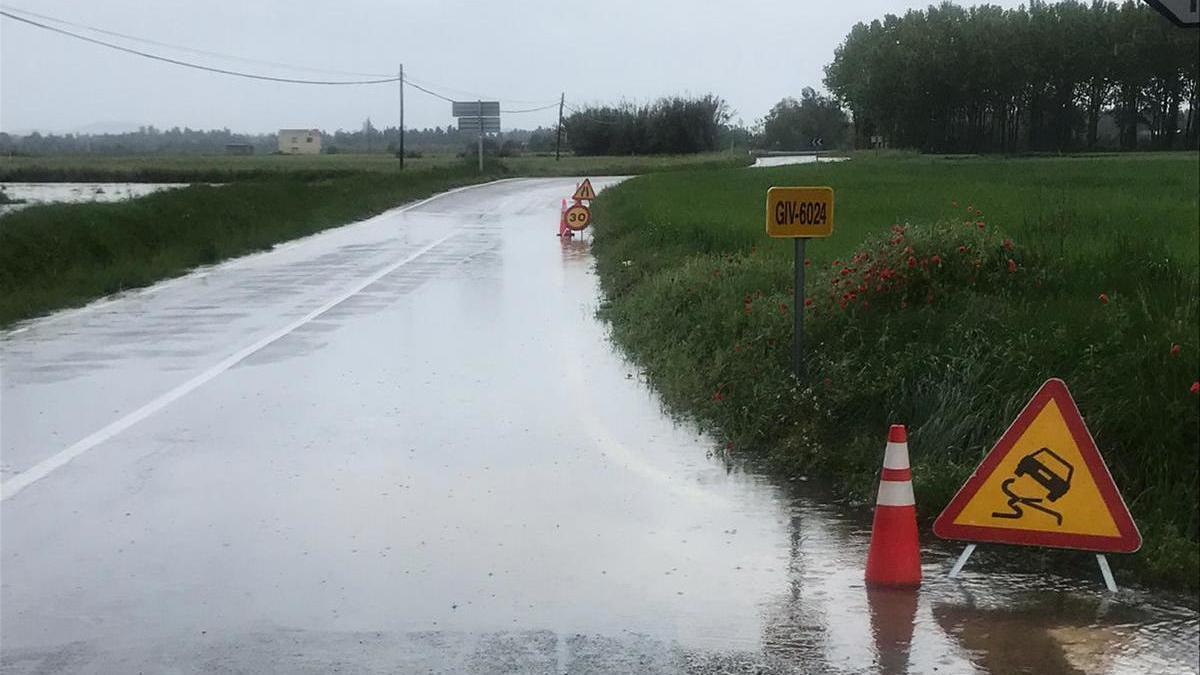 L&#039;aigua ocupa la carretera de Cabanes.