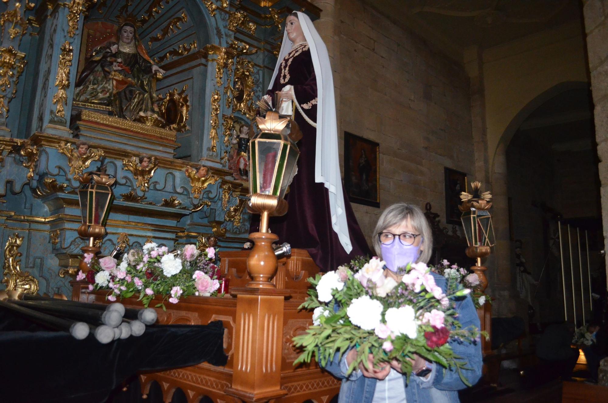 Recogiendo los adornos florales de La Verónica, de la iglesia de Santa María. / E. P.