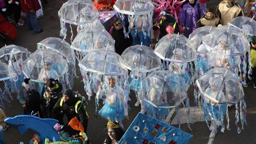 La zona oeste de Gijón ya celebra el Antroxu con un multitudinario desfile