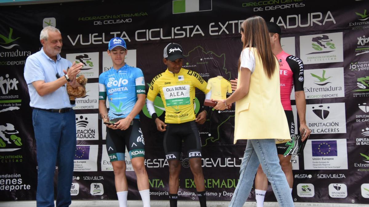 Mulu Hailemichael, a punto de recibir el trofeo que la acredita como ganador de Vuelta a Extremadura.