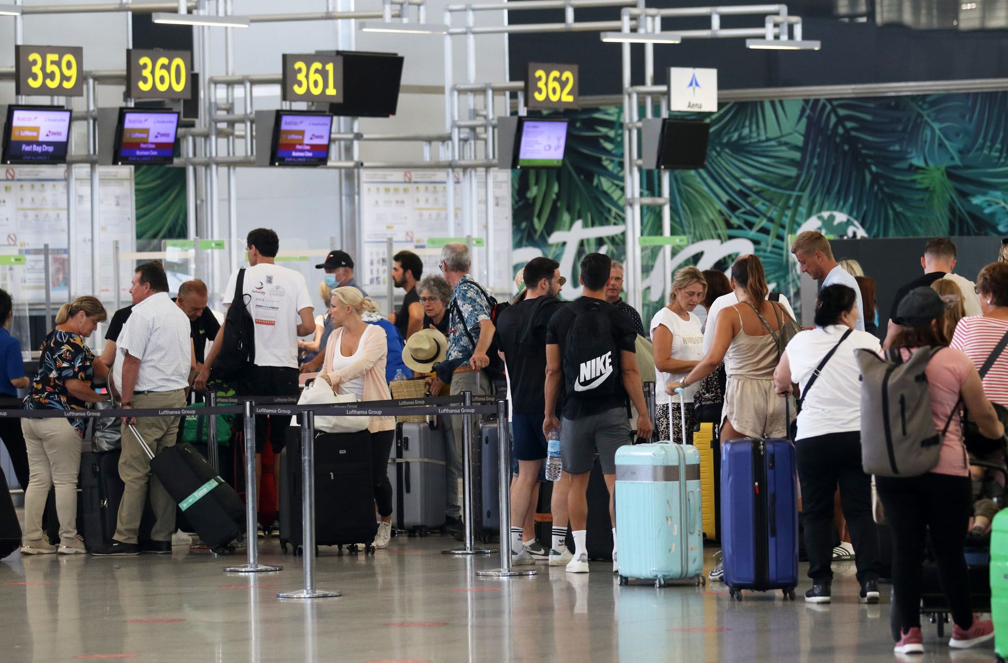 Comienzo de las vacaciones de verano en el aeropuerto de Málaga.