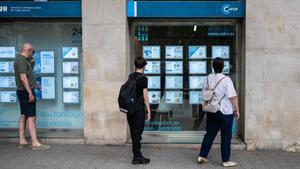 BARCELONA 01/07/2024  Economía. Escaparates de locales inmobiliarios en el centro de barcelona.        FOTO de ZOWY VOETEN