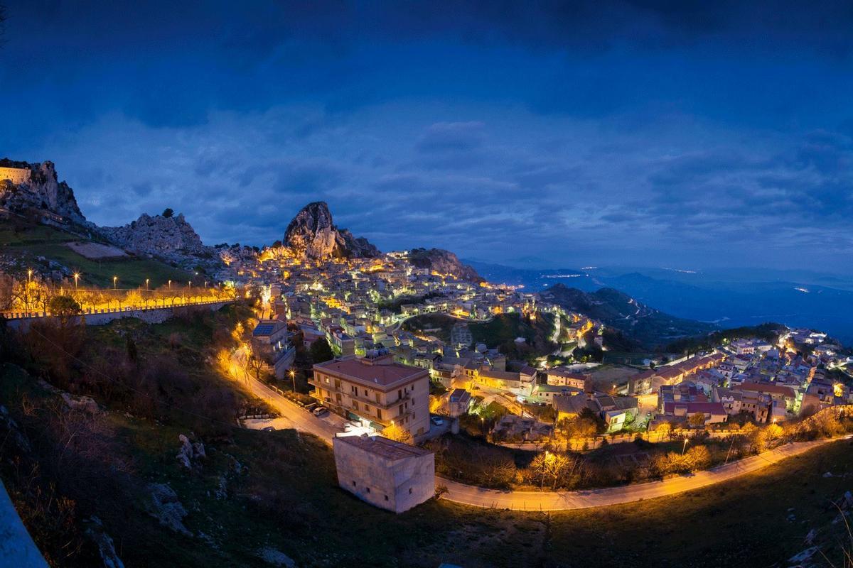 Vista nocturna de Caltabellota