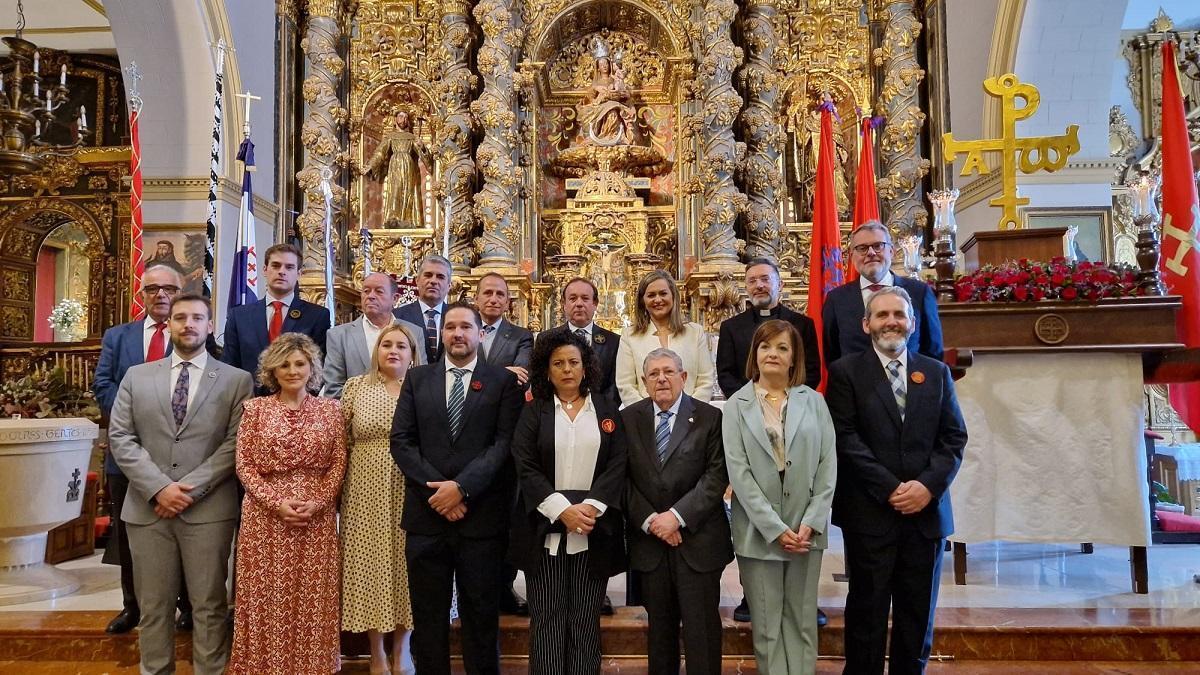 Hermanos mayores y directivos de la Agrupación de Cofradías, con el pregonero y la alcaldesa de Baena.