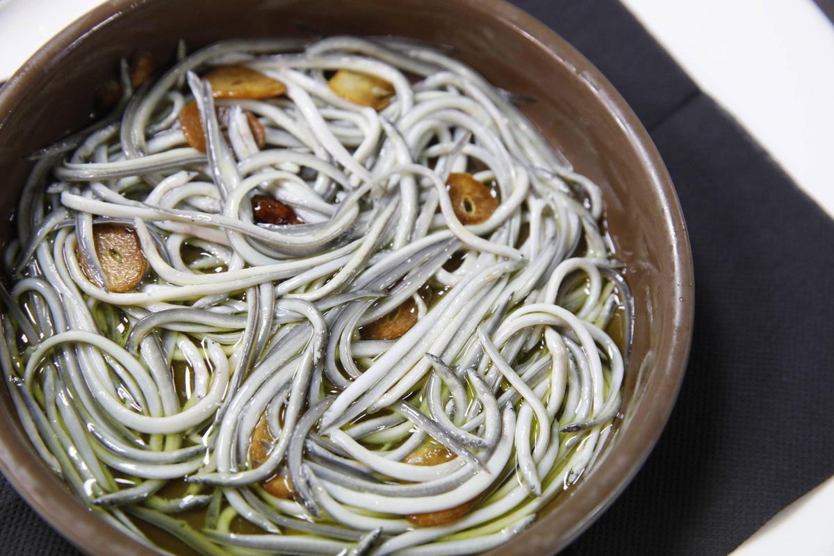 Cazuela de angulas al ajillo.