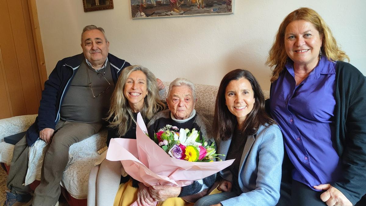 Catalina Torres Roig, junto a la alcaldesa de Santa Eulària, en la celebración de su centenario
