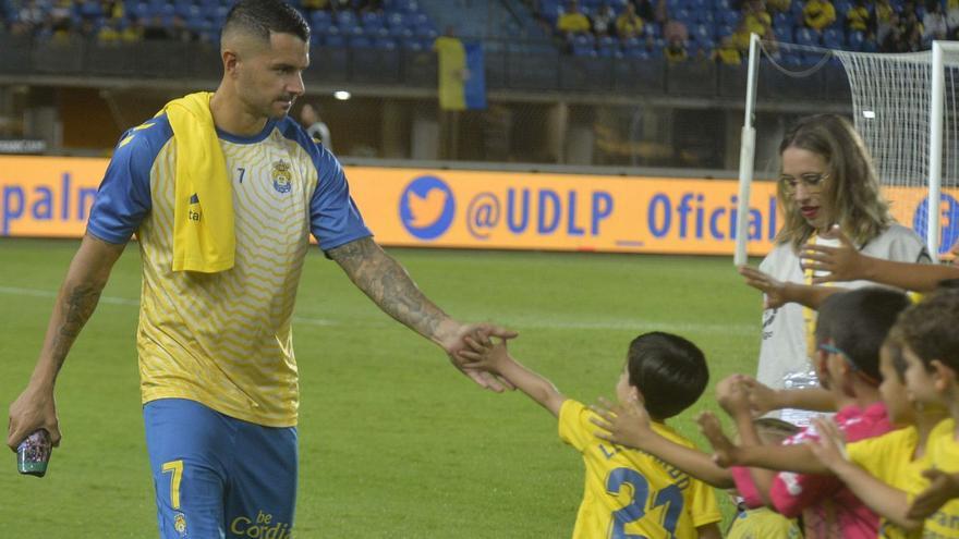 Vitolo saluda a un joven aficionado de la UD, antes del inicio de partido ante el Cartagena. | | LP/DLP