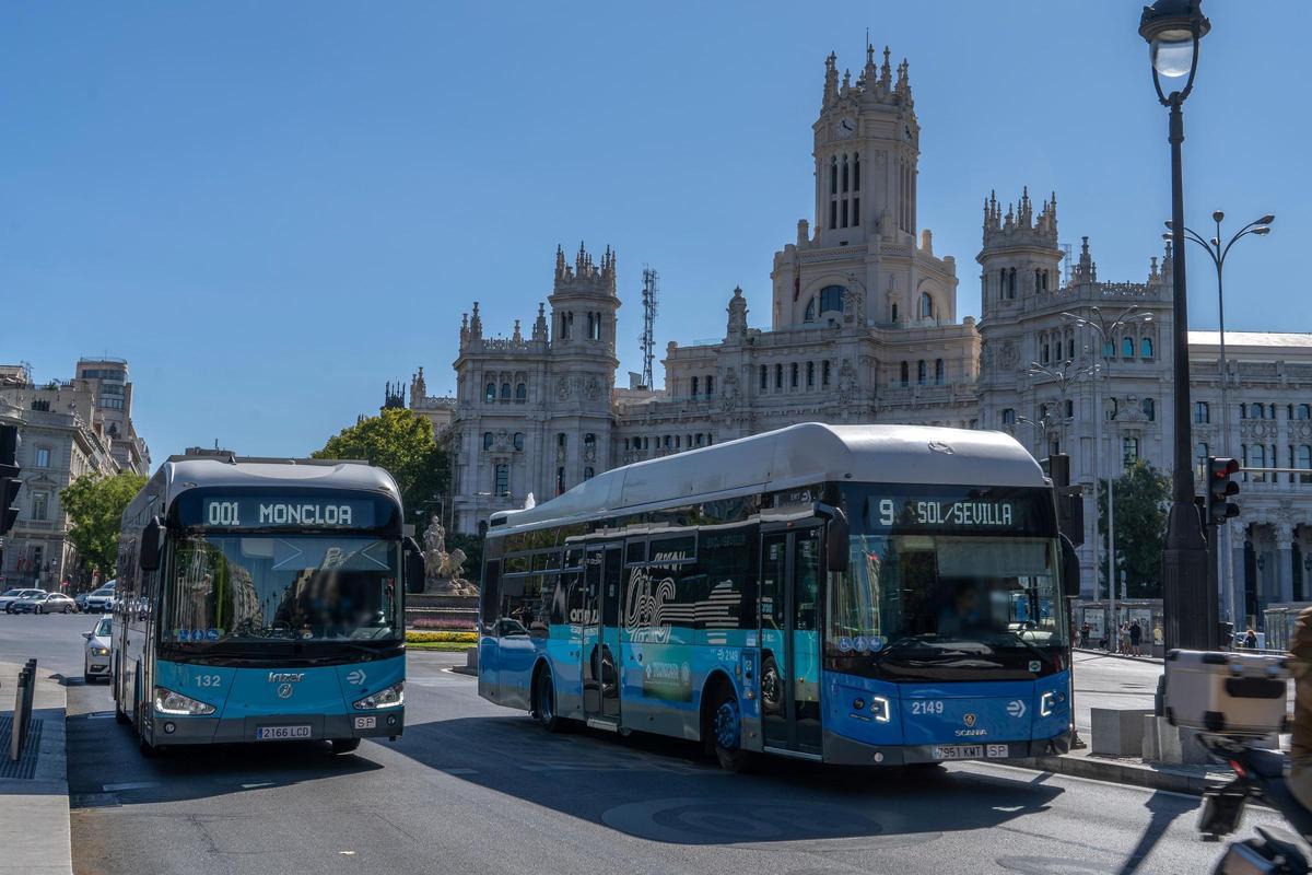 Autobuses de la EMT de Madrid frente al Palacio de Cibeles.