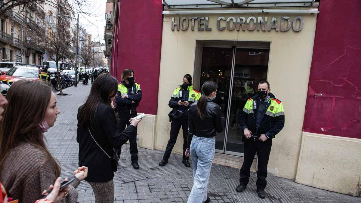 Exterior del Hotel Coronado, custodiado por agentes de policía, tras el incendio del sábado 12 de febrero