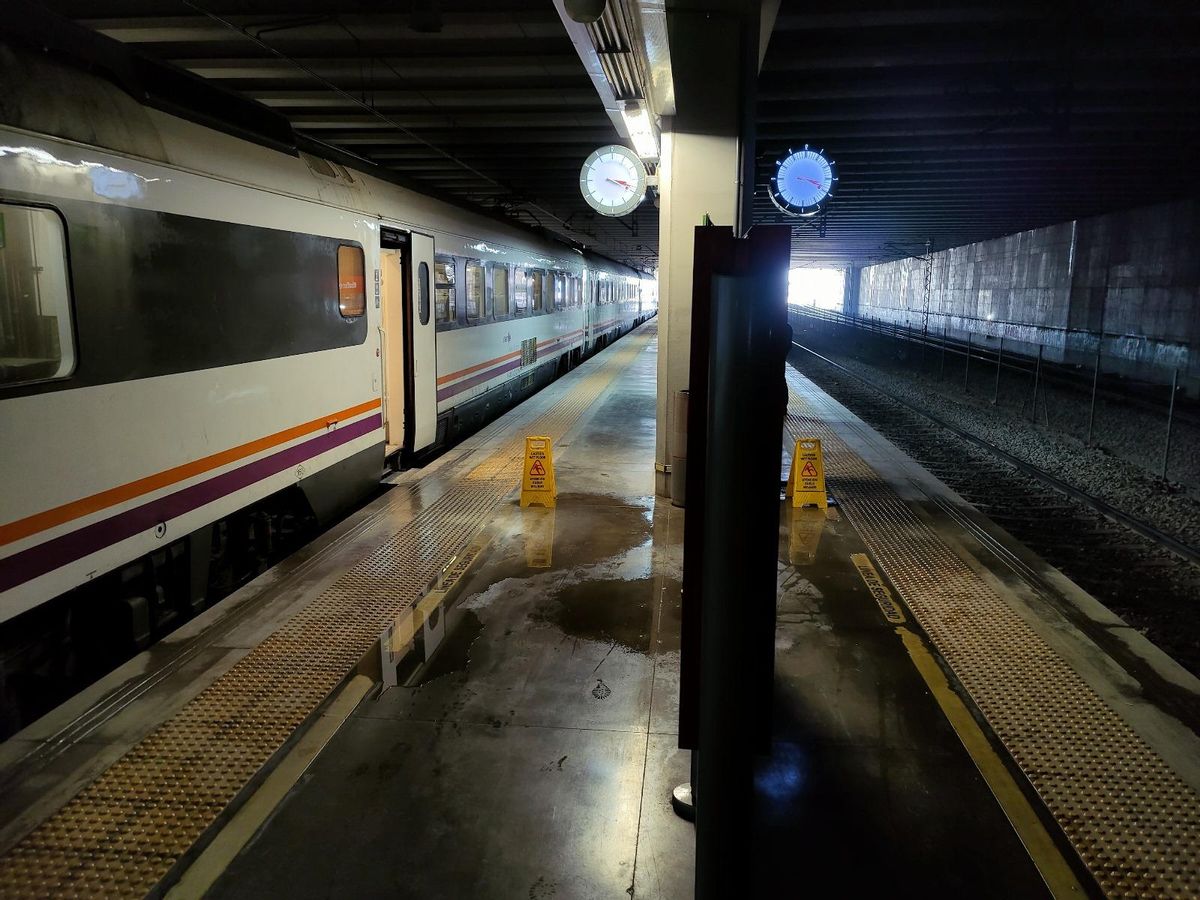 Charcos en el interior de la estación de Miraflores, en Zaragoza.