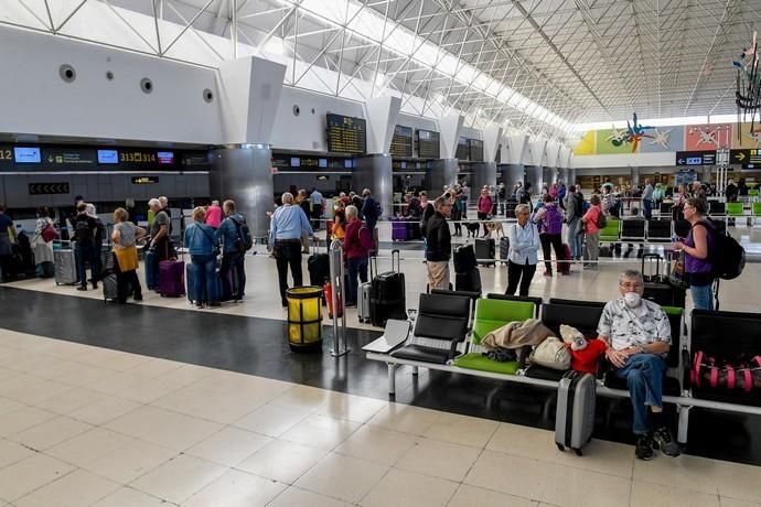 26-03-20  GRAN CANARIA. AEROPUERTO DE GRAN CANARIA. INGENIO TELDE. . Efecto del Covid-19 en el Aeropuerto de Gran Canaria, plataforma de aparcamiento de aviones vacía, últimos turistas y últimos en llegar.  Fotos: Juan Castro.