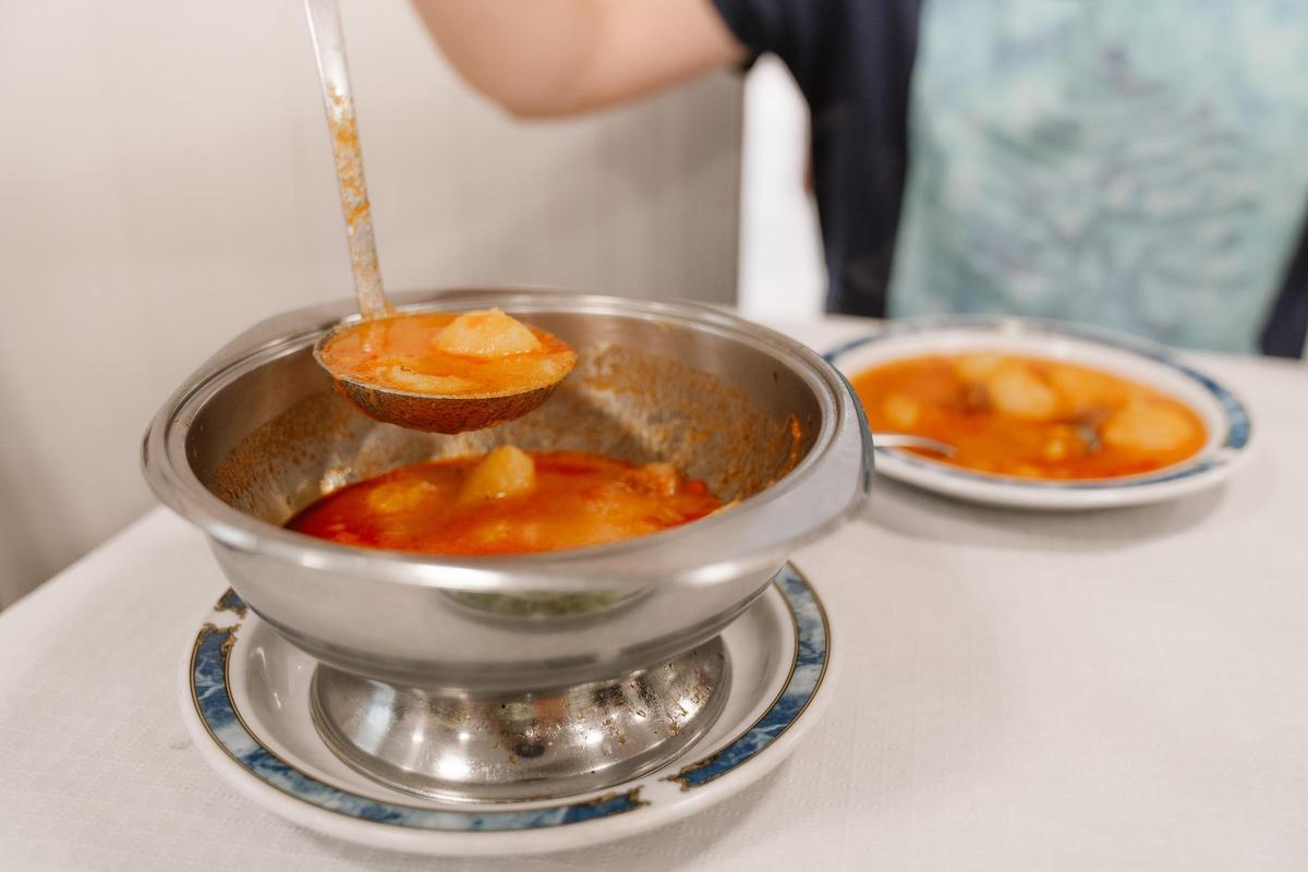 Vista del primer plato para uno de patatas a la riojana servido en un puchero del que se puede repetir las veces que se quiera.
