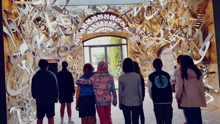 Alumnos del CEIP Jacinto Castañeda de Xàtiva en la visita al centro de arte Hortensia Herrero.