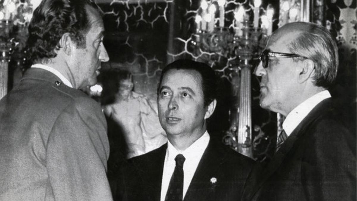El Rey habla con Alberto Oliart, entonces ministro de Defensa y Leopoldo Calvo Sotelo, presidente del Gobierno.