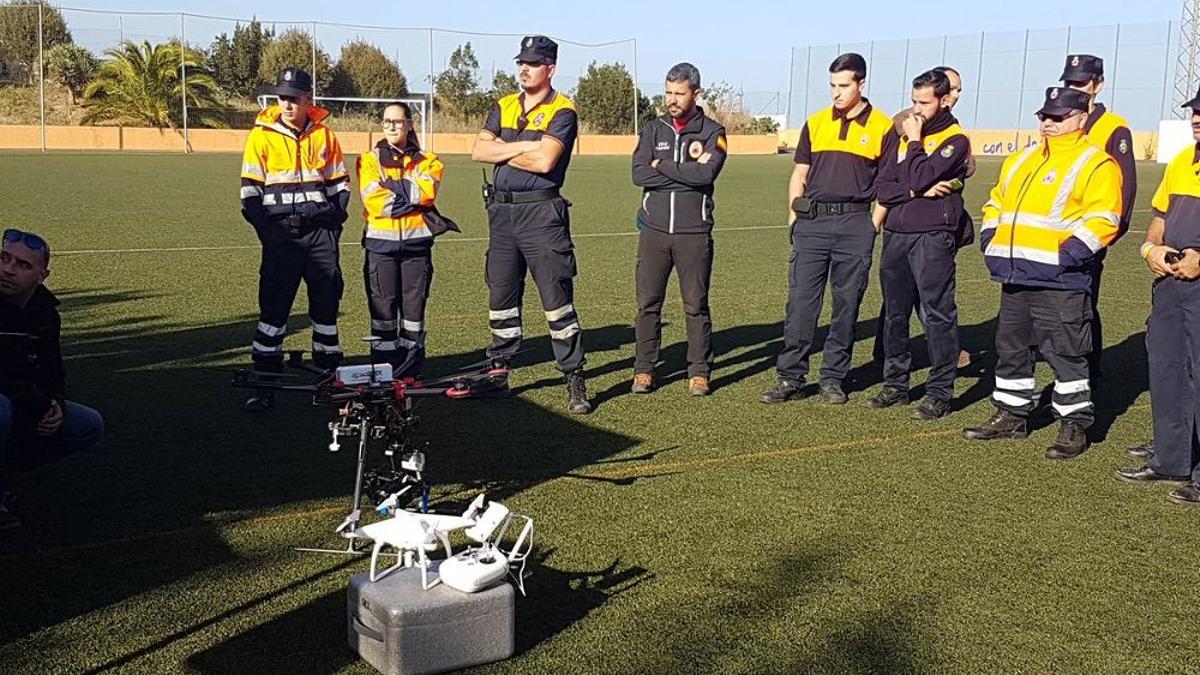 Personal de Protección Civil del Norte de Tenerife en el momento de recibir un dron en una imagen de archivo.