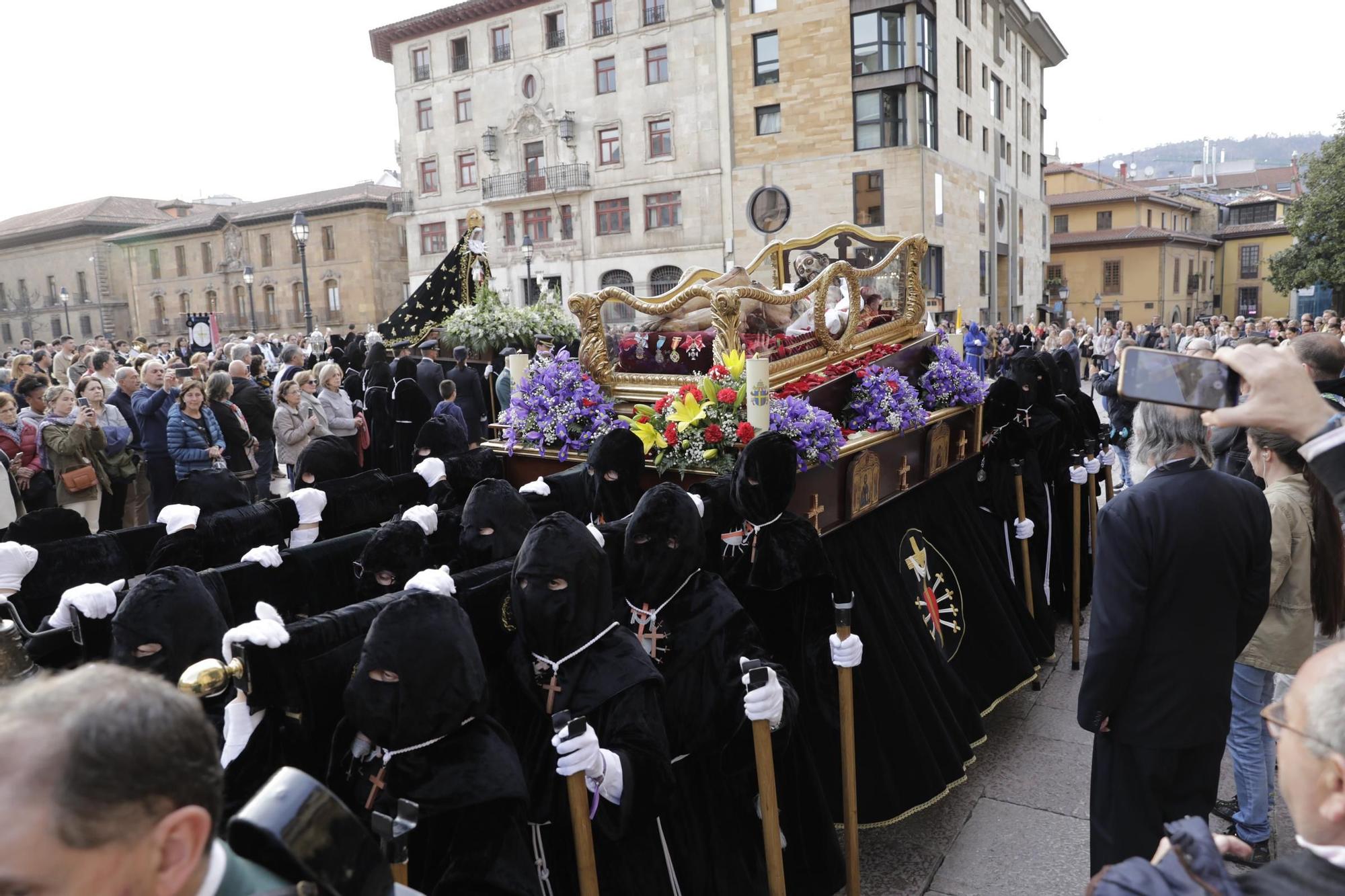 La procesión intergeneracional del Santo Entierro emociona Oviedo