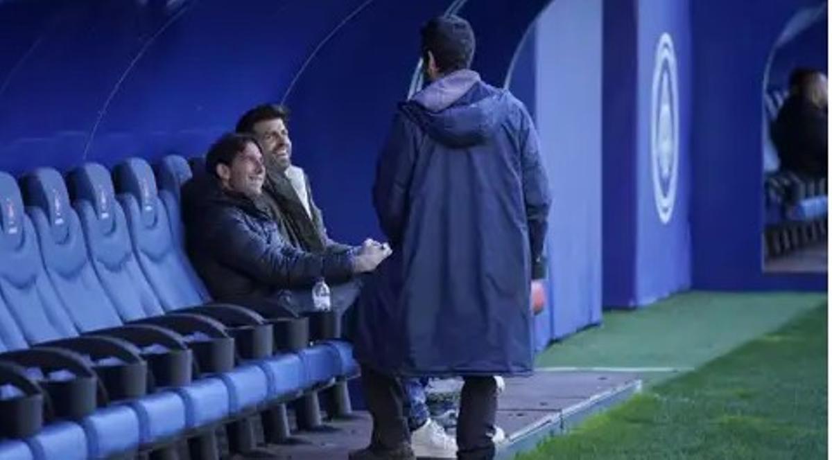 Nogués y Piqué, en el banquillo del estadio.