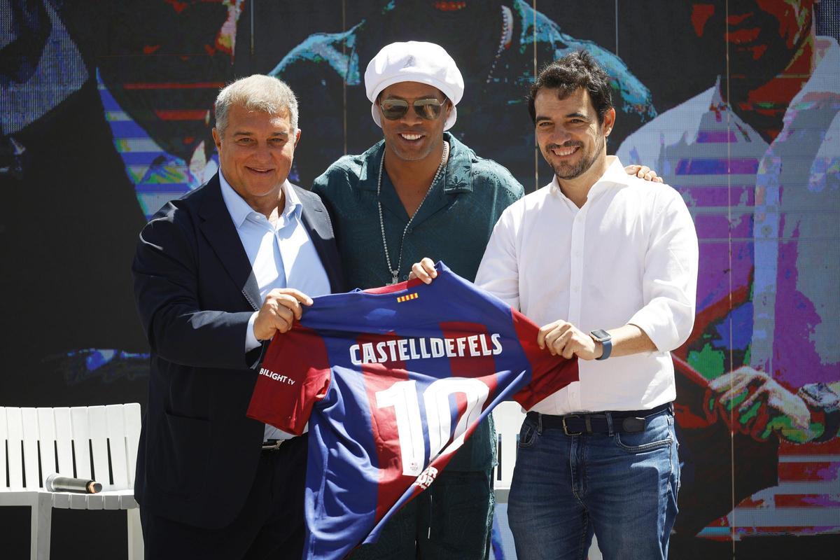 El exjugador del FC Barcelona, Ronaldinho, estrena el paseo de las estrellas de Castelldefels