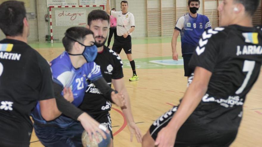 Una acción del duelo Bueu Atlético-Lanzarote. |  // SANTOS ÁLVAREZ