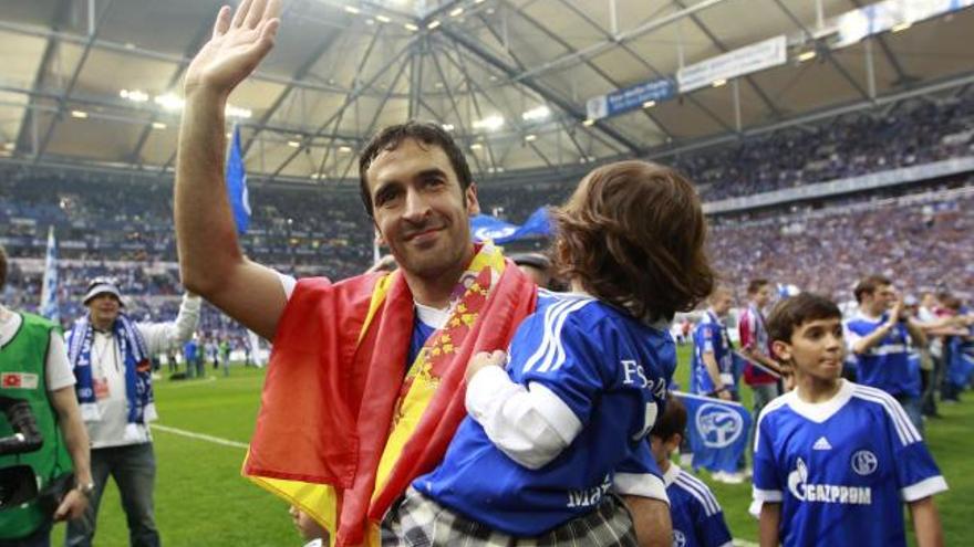 Raúl junto a su hija se despide de la afición del Schalke.