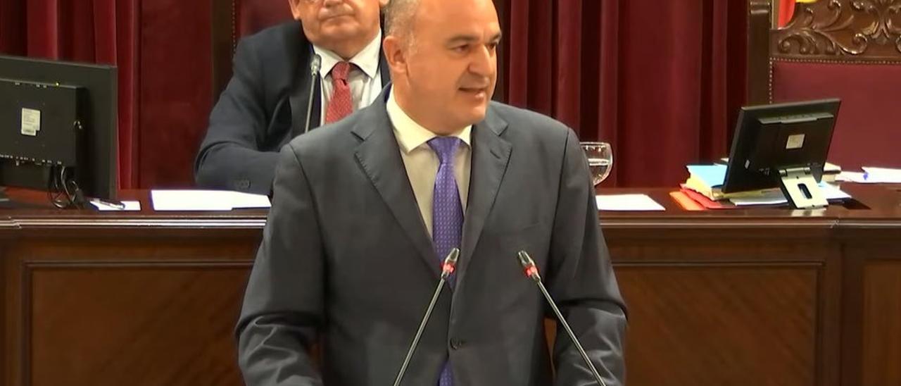 El presidente del Consell de Ibiza, Vicent Marí, ayer, en una de sus intervenciones en el Parlament balear.