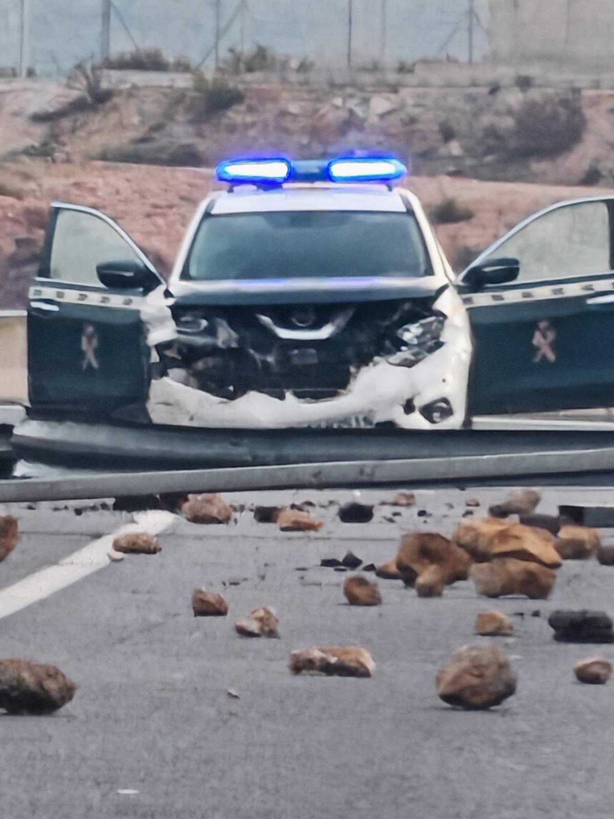 Estado en el que quedó el coche de la Guardia Civil tras el impacto contra una de los quitamiedos.