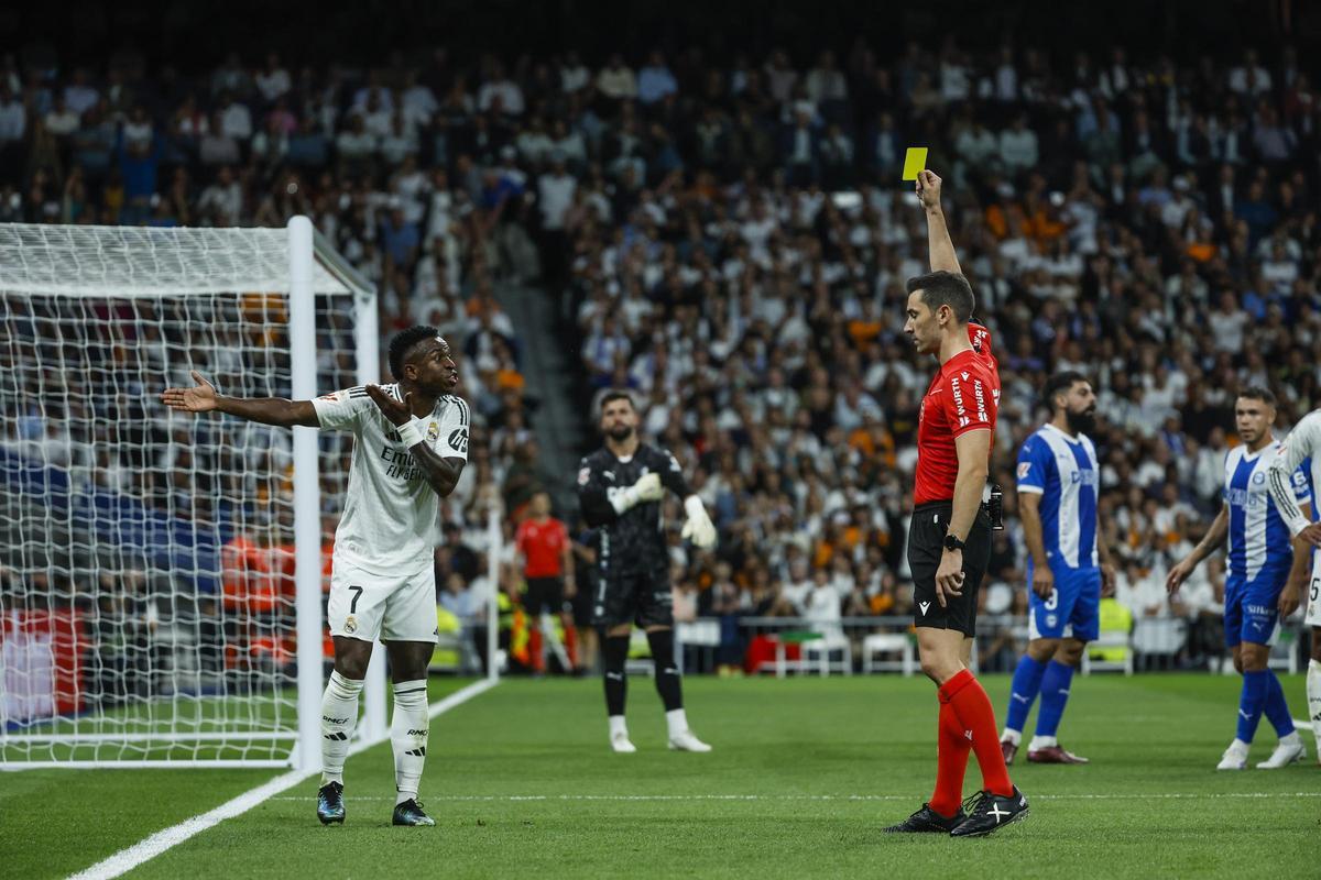Alejandro Múñiz Ruíz amonesta a Vinicius Júnior en un partido entre Real Madrid y Deportivo Alavés.