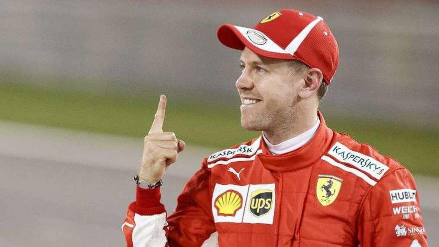 Vettel festeja la &#039;pole&#039; conseguida ayer en Sakhir. // V. Xhemaj