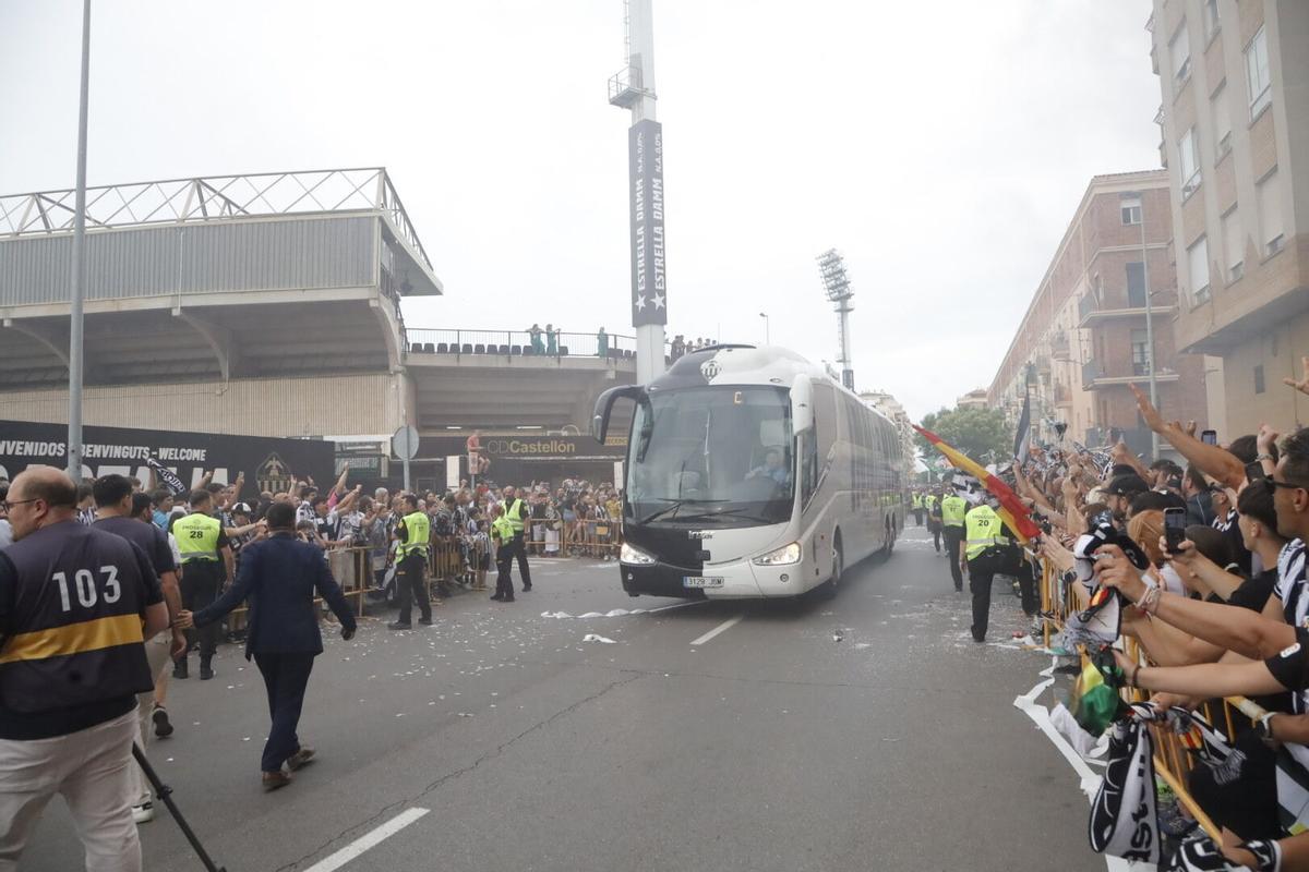 Galería | El recibimiento al autobús del Castellón, en imágenes Galería | El recibimiento al autobús del Castellón, en imágenes