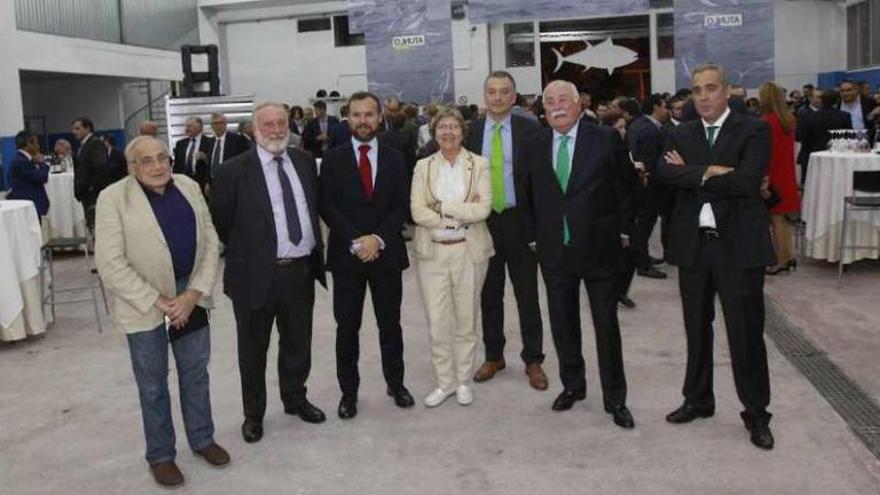 Los responsables de Frigalsa y Atunlo durante la inauguración, a la que asistieron el presidente del Puerto de Vigo, Enrique López Veiga (segundo por la izq.) y la conselleira Rosa Quintana. // J. Lores