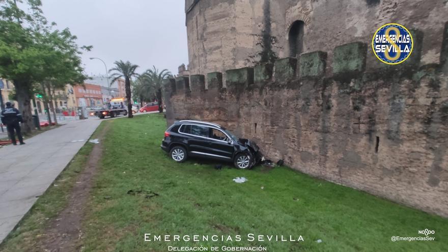 Un coche se estrella contra la Muralla de la Macarena de Sevilla y provoca cuatro heridos