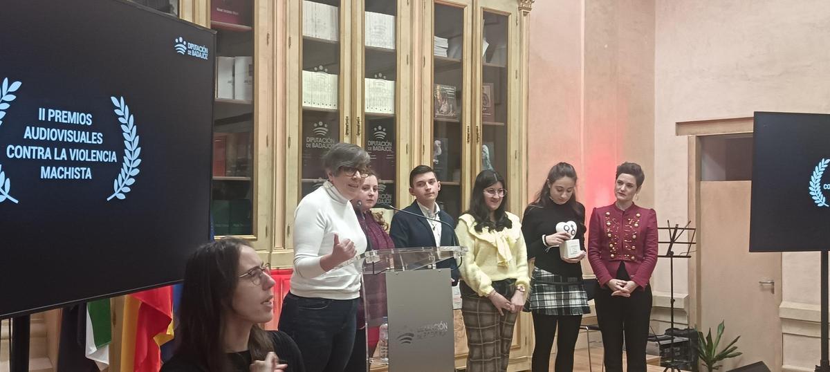 Las alumnas del CEE Los Ángeles, junto con la presidenta de la Diputación Raquel del Puerto