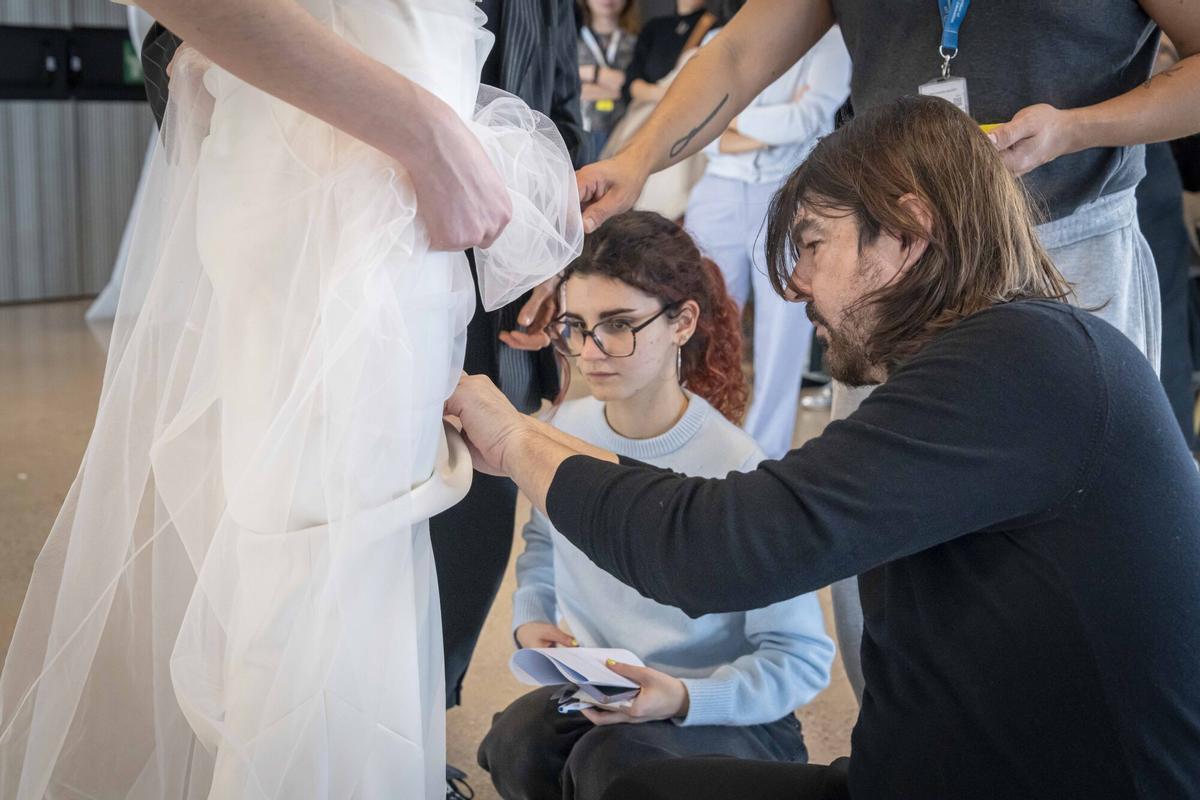 Tras este segundo 'fitting' sobre modelos reales solo quedará una prueba más, a principios de abril, antes del gran desfile.