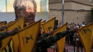 Miembros de Hezbolá durante la celebración del funeral de uno de sus altos comandantes