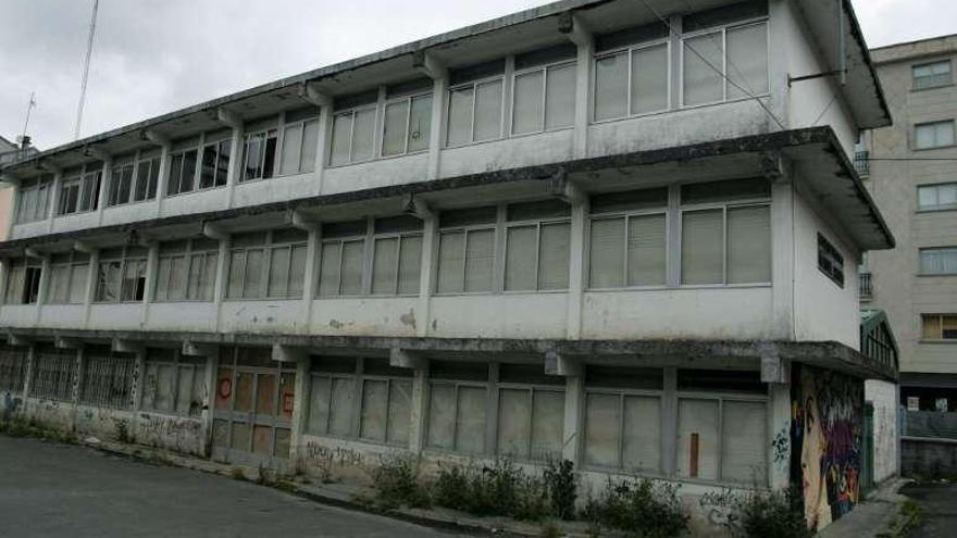 Uno de los dos bloques del viejo colegio Manuel Rivero. // Bernabé/Gutier