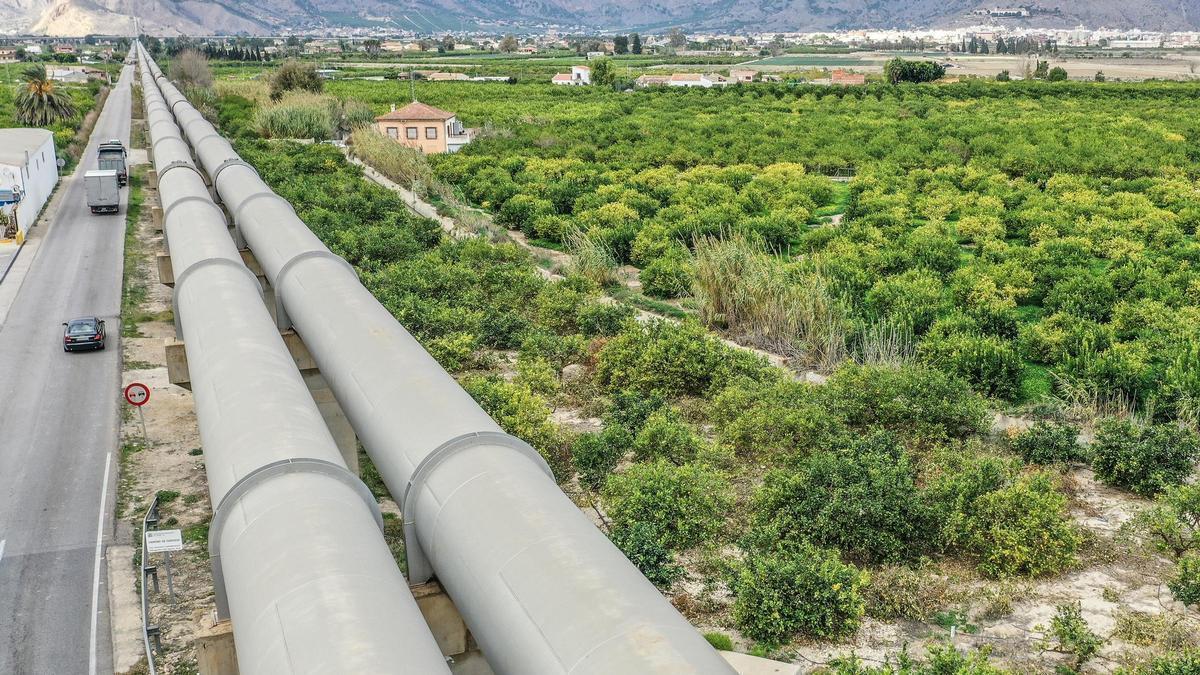 Conducción de las tuberías del trasvase Tajo-Segura a su paso por la provincia de Alicante.