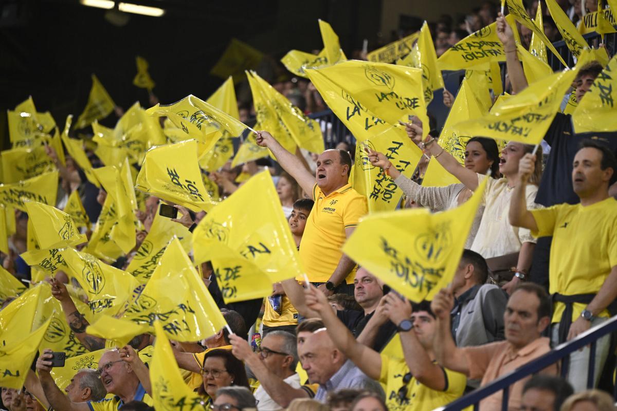 La afición del Villarreal despide a los suyos. La afición del Villarreal despide a los suyos.