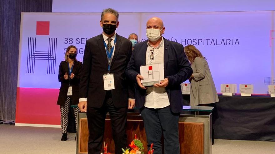 Daniel Cózar Felipe recogiendo el premio de Ingeniería en Acción.