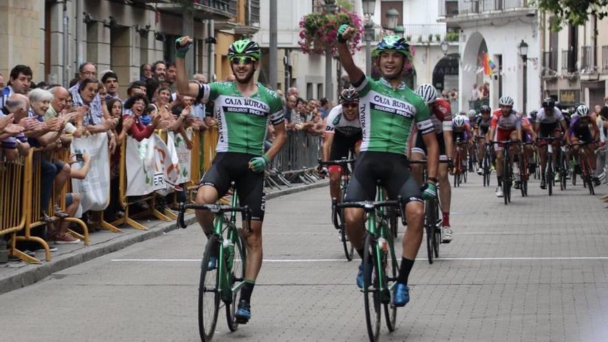 Jaume Sureda y Xavi Cañellas festejan el doblete mallorquín del Caja Rural en Aretxabaleta