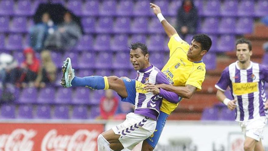 El central Aythami Artiles le arrebata el balón a Jeffrén Suárez, ayer, en Zorrilla. Detrás, el delantero Óscar Díaz.