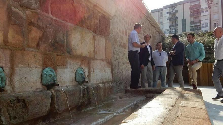 Celdrán y Gil inauguraron ayer la Fuente del Oro, que recupera todo su esplendor con los elementos originales de su construcción .