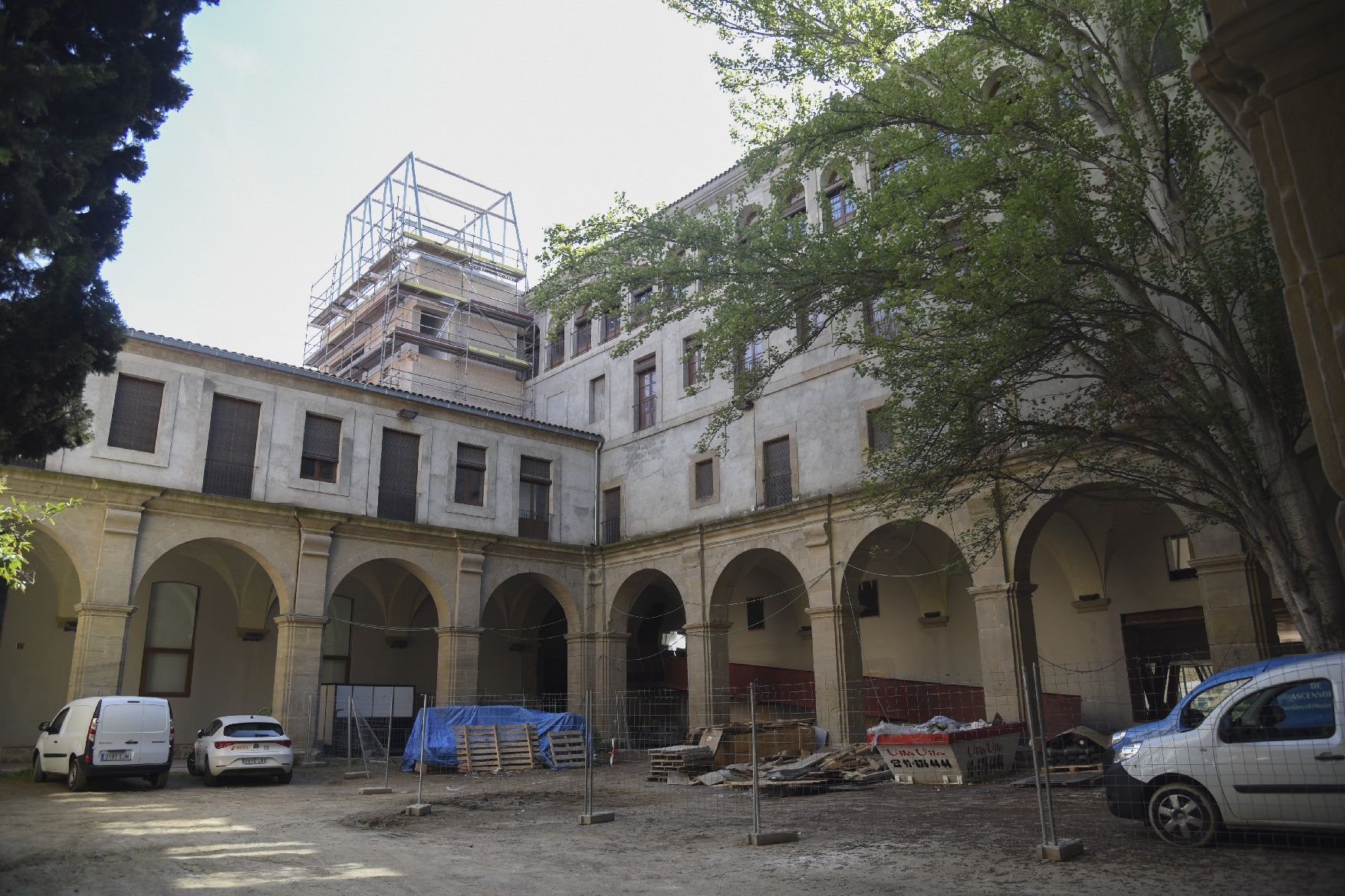 Recobreixen de peces d’alumini l’estructura de la futura entrada al Museu de Manresa