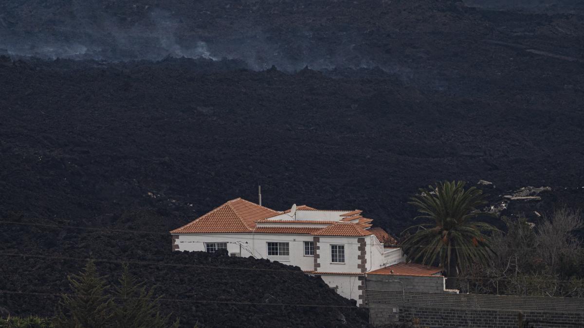 Una casa engullida por la lava del volcán de La Palma.